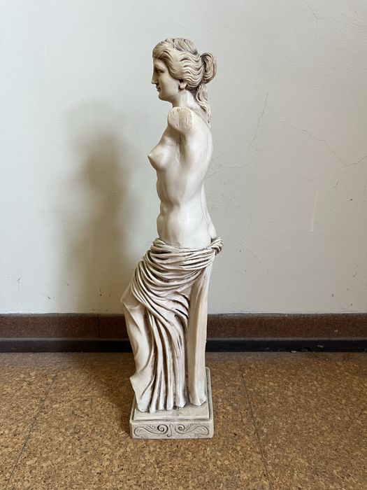 Escultura Feminina Clássica