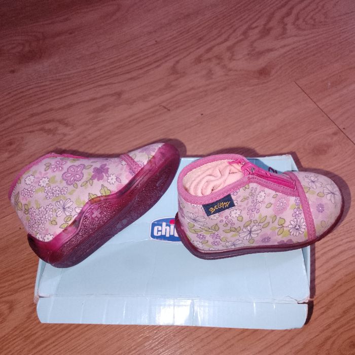 Sapatilhas e sandálias de criança