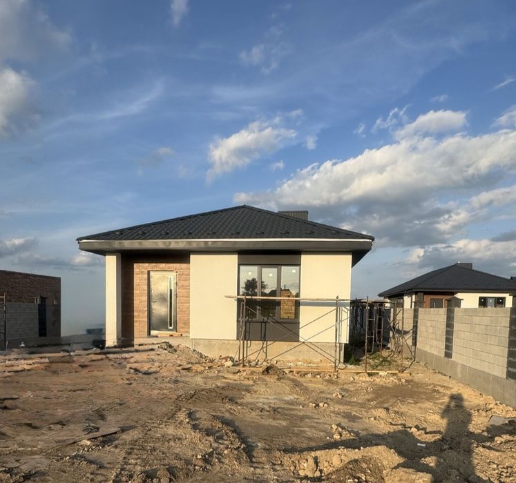 Продам сучасну,стильну американку з внутрішніми роботами.АН"SOFIA".