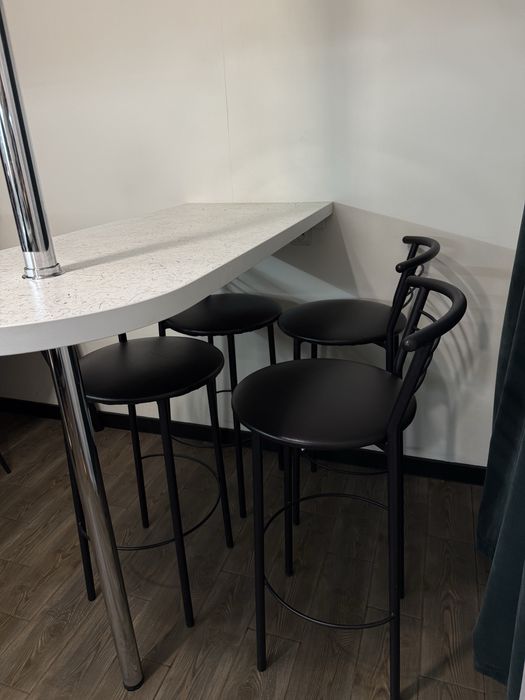 Барная стойка и барные стулья