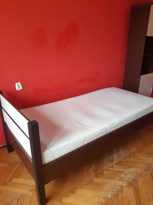 Łóżko z materacem