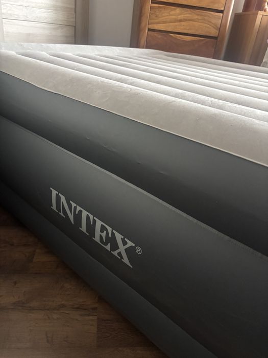 Materac dwuosobowy Intex / pompka elektryczna
