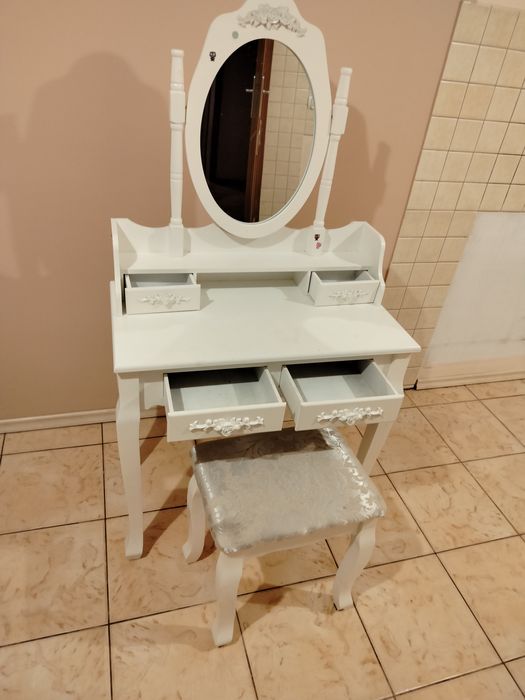 Toaletka biała z lustrem