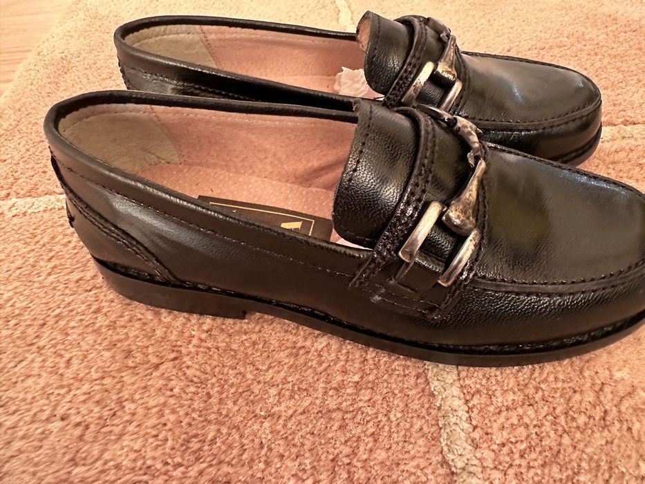 Sapatos com fivela em pele