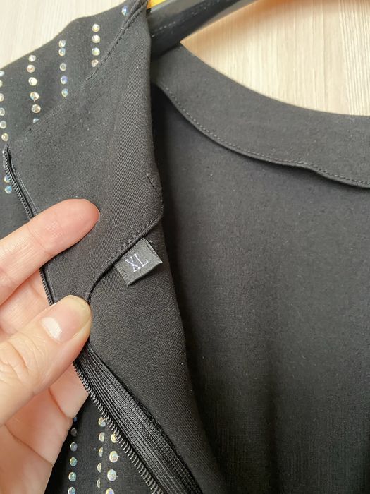 Сукня з камінцями