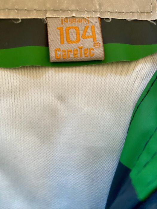Kurtka przeciwdeszczowa 104