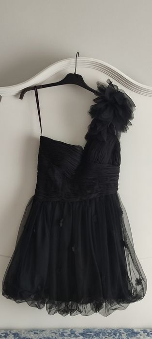Vestido preto cerimónia c/ 1 alça e folhos