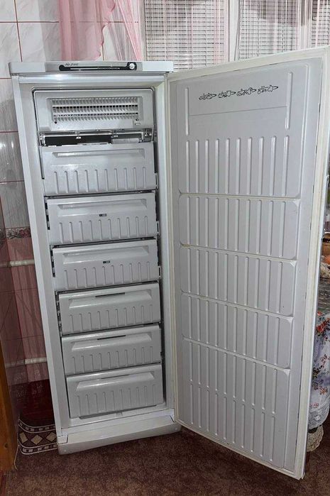 Морозильна камера Indesit SFR167NF.002