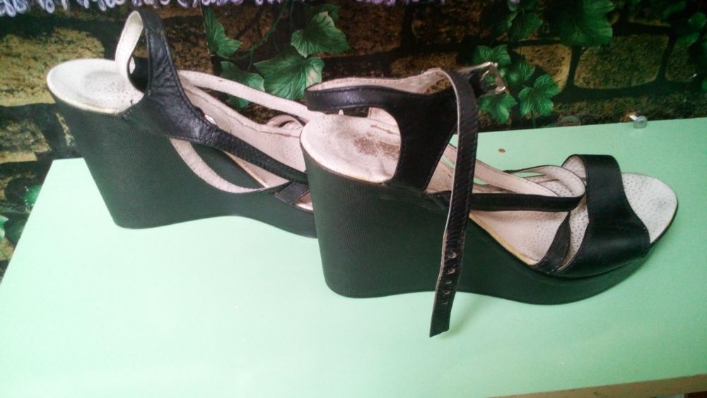 Босоножки на танкетке на танкетке