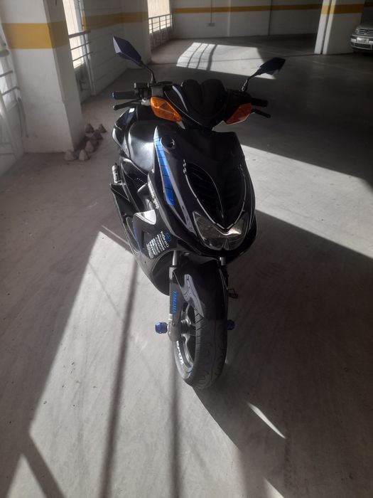 Yamaha aerox 50 carregada de material