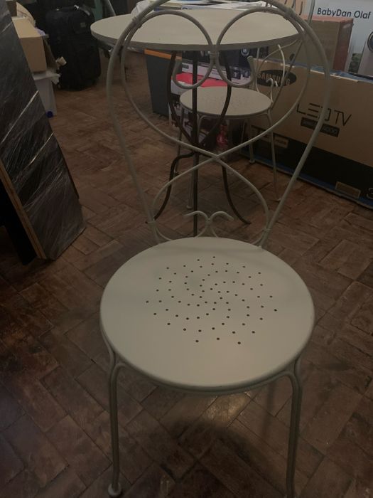 Mesa e cadeiras em ferro