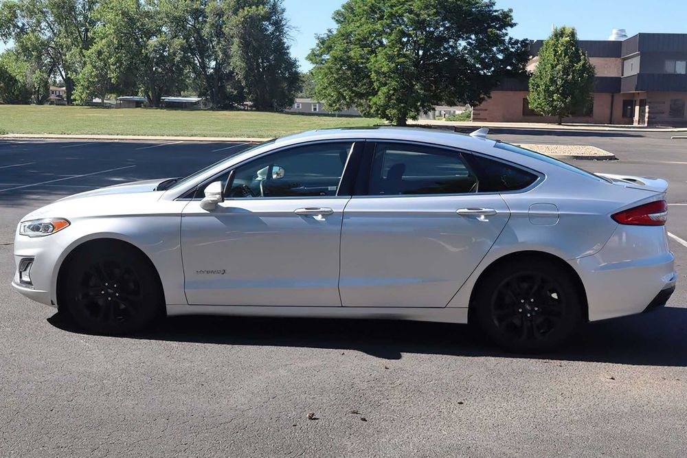 Ford Fusion Titanium Hybrid      2019