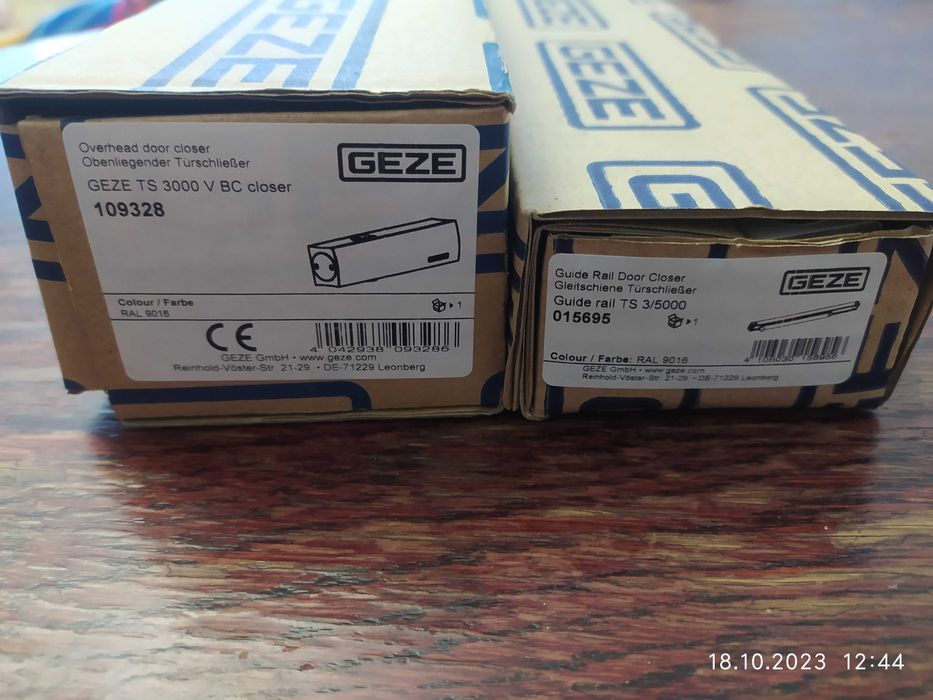 Дверний дотягувач Geze TS 3000 V BC з ковзною тягою, білий