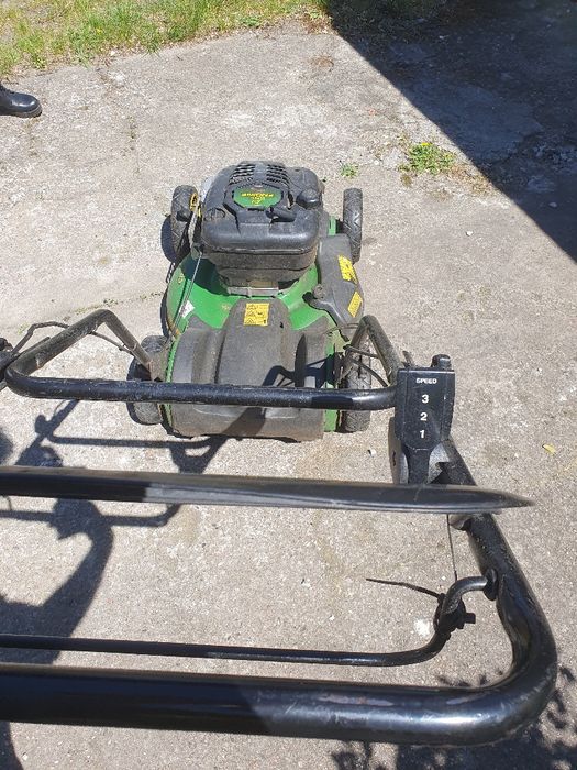 Kosiarka spalinowa z napędem John Deere JS63