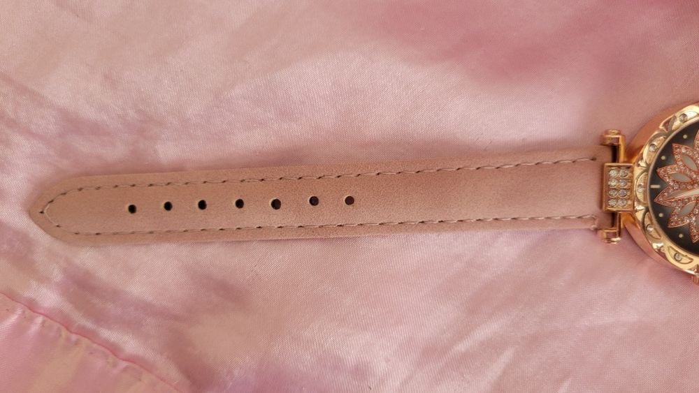 Relógio Quartz Rosa Com Brilhantes