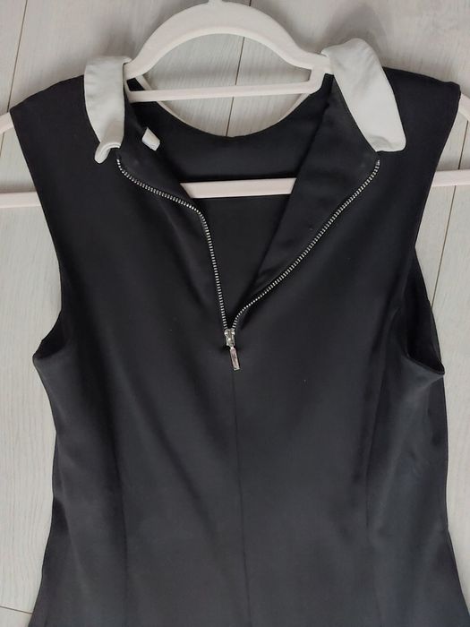 Mała czarna z kołnierzykiem