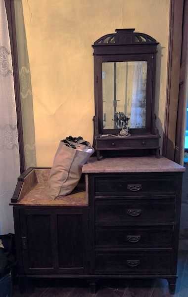 Conjunto móveis centenários em madeira maciça e de grande qualidade