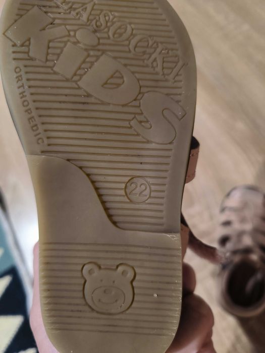 Sandałki dla dziewczynki r. 22