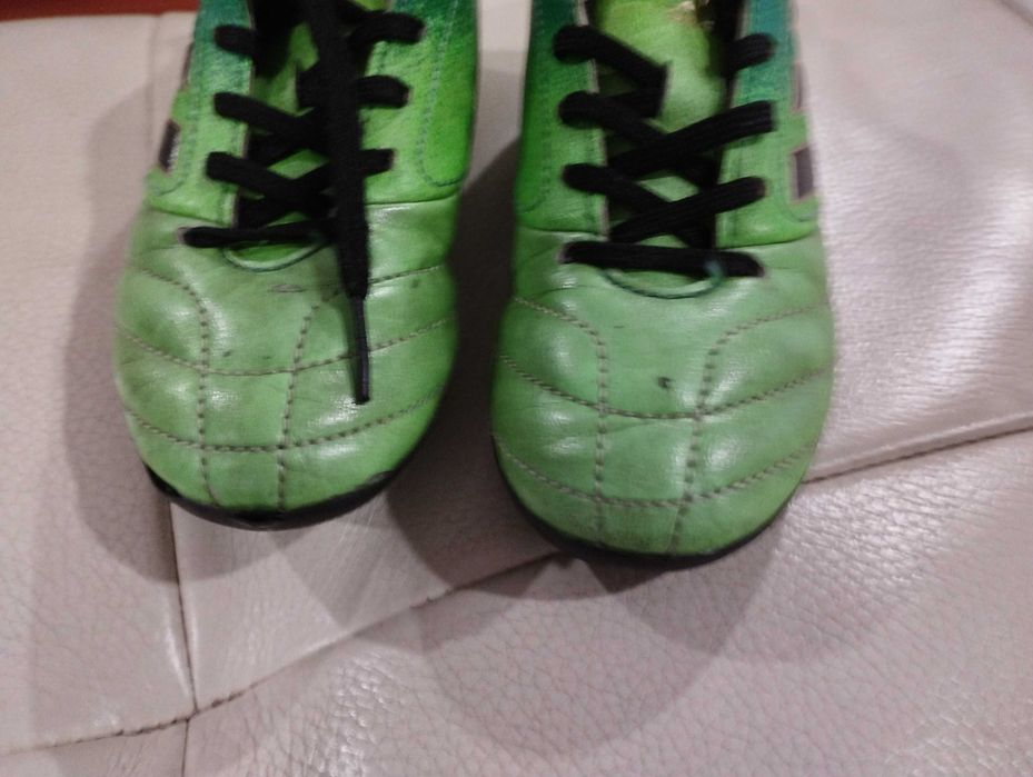 Chuteiras Adidas (tam. 28)