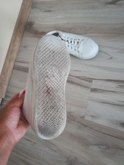Buty na wyższym spodzie