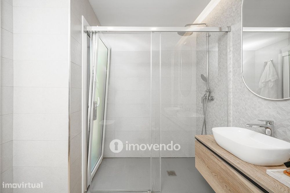 Moradia T3+1 moderna, com piscina e garagem, na Caparica