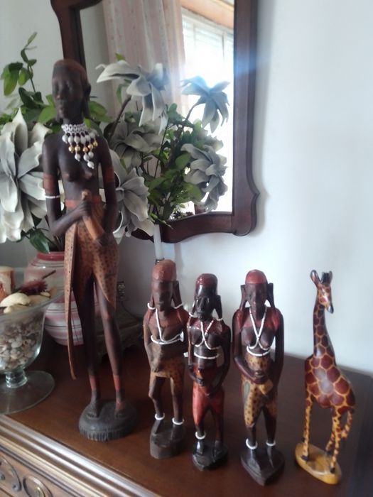 Estatuetas africanas,figuras femininas em madeira,e girafa.