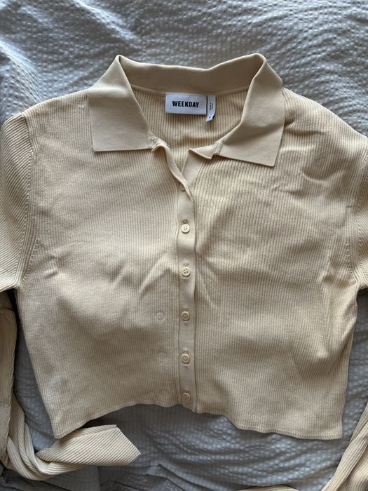 Krótsza bluzka weekday