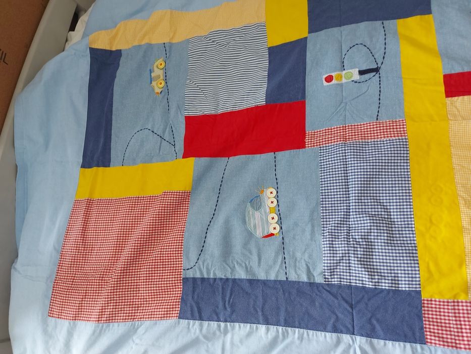 Colcha, protecção e cortinado, decoração  quarto de bebé