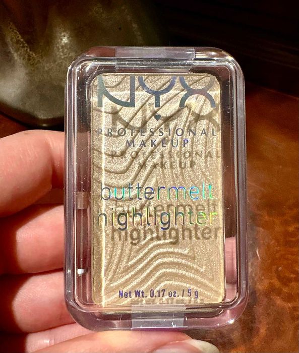 NYX Professional Makeup – Buttermelt Highlighter