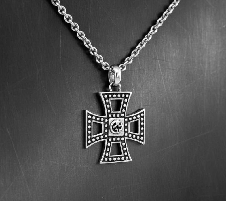 “Rockowy krzyż Giorgio Martello Milano - moc stylu i charakteru!”