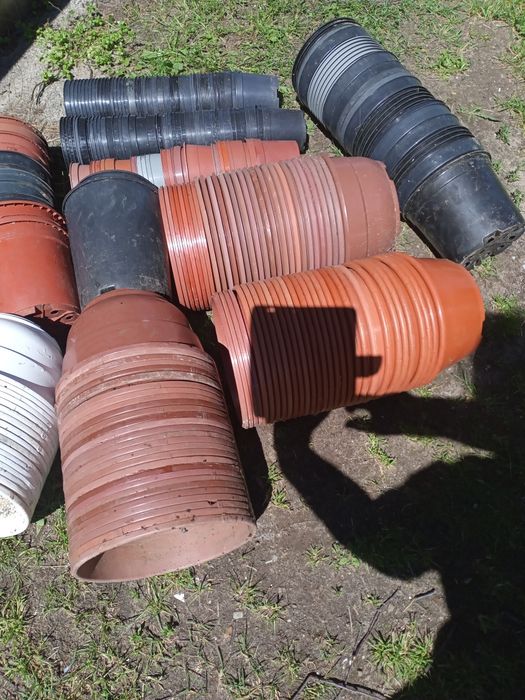 Plastikowe doniczki