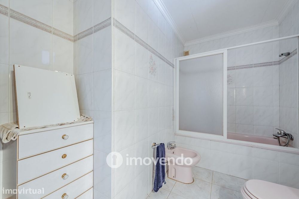 Moradia T4, com áreas amplas e jardim, em Faro