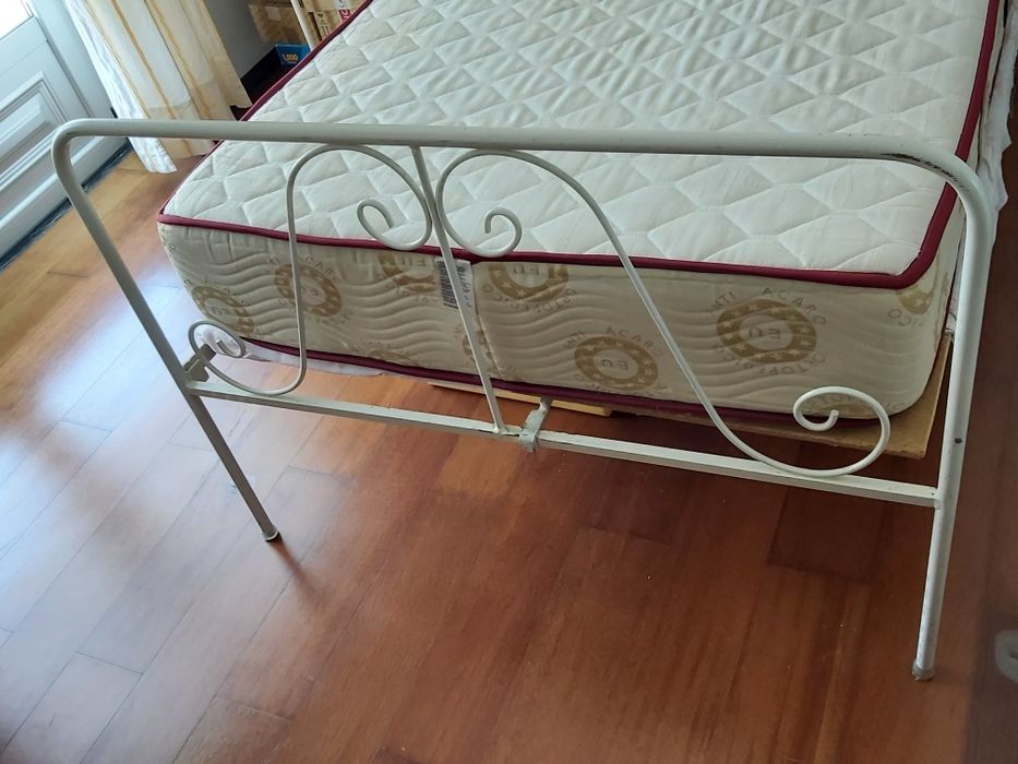 Cama de ferro antiga