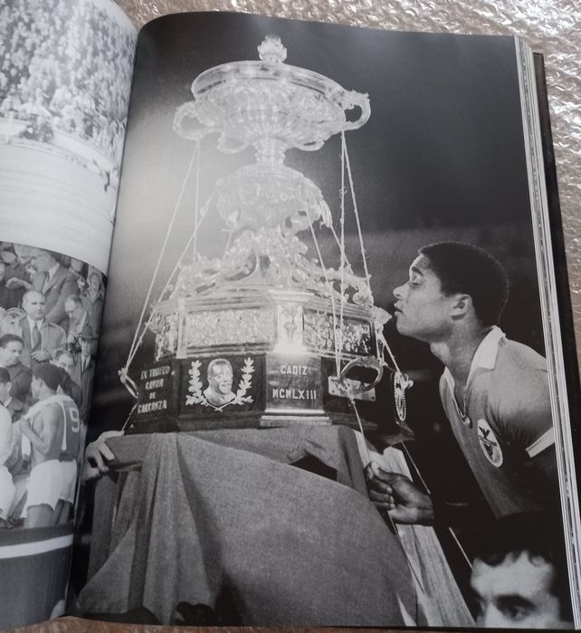 Livro sobre a vida de Eusébio