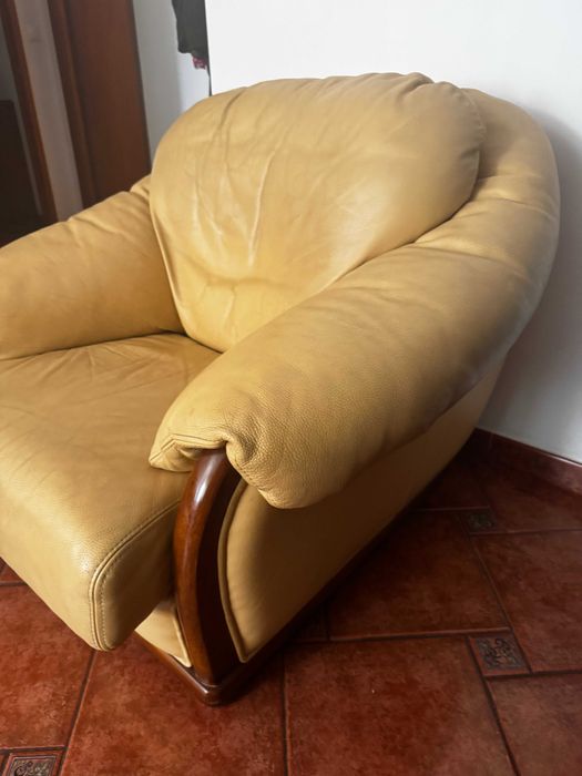 Conjunto de 3 sofás amarelos em pele