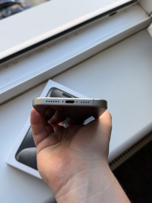 Продам iPhone 15 Pro Max на 256 ГБ  Natural Titanium , фізична SIM
