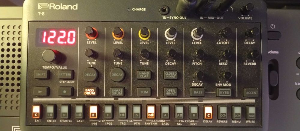 Sintetizador Roland Aira S1 + Roland Aira T8 drum machine