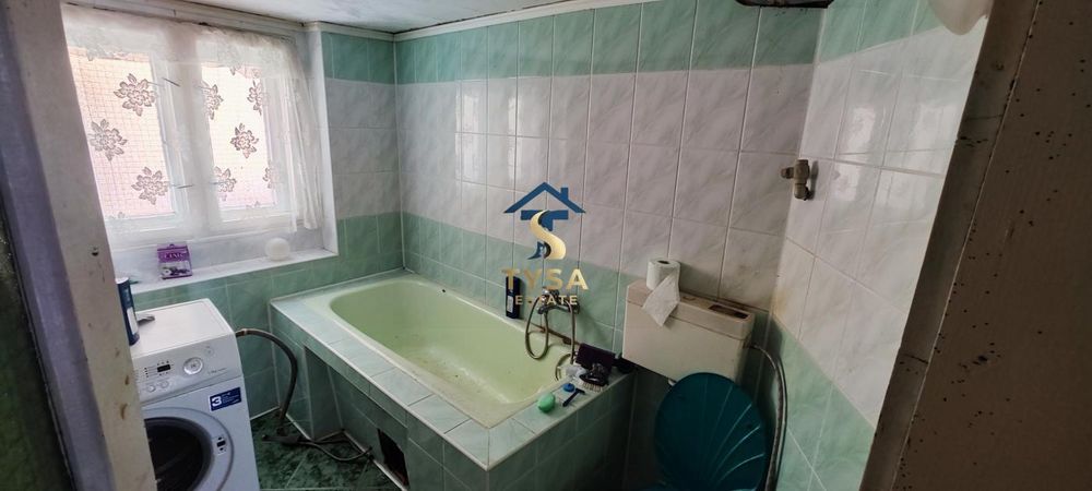 Великий будинок у Тячеві: 210 м², 7 соток, гараж та всі комунікації