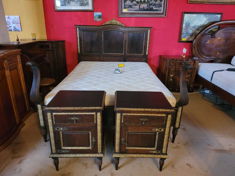 Muito bonito conjunto de cama antiga com duas mesas de cabeceira