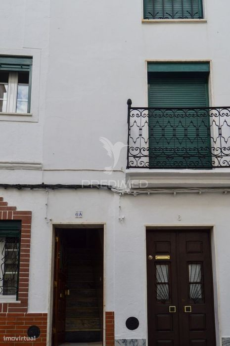 Prédio com Excelente Localização junto ao Jardim em Campo Maior