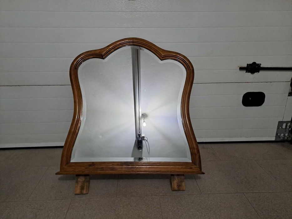 Um espelho com moldura em madeira