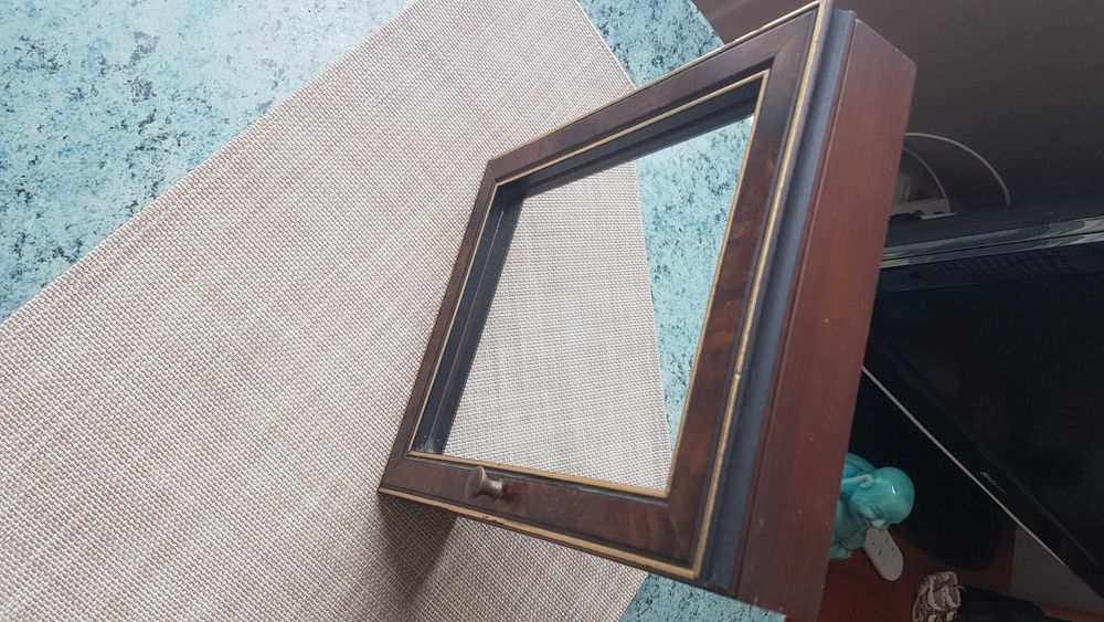 Drewniany wieszak na klucze z lustrem,