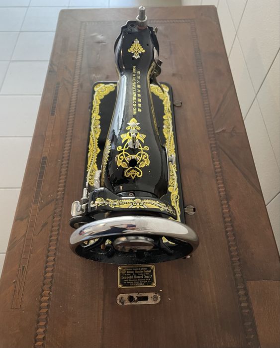 Máquina de costura antiga restaurada