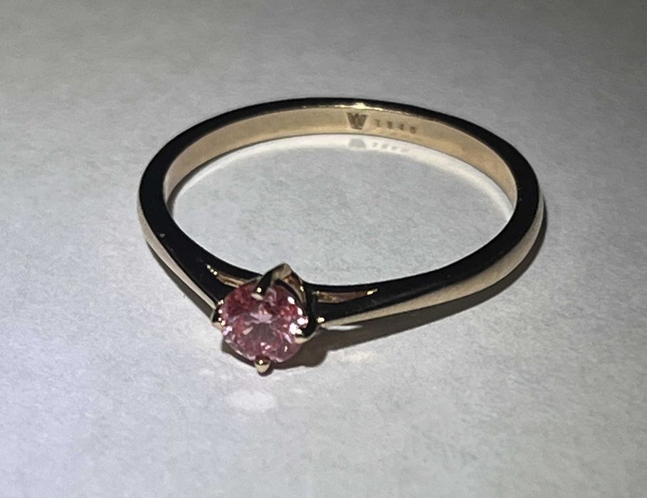 W. Kruk - pierścionek zaręczynowy-różowe złoto + brylant (rozmiar 11)