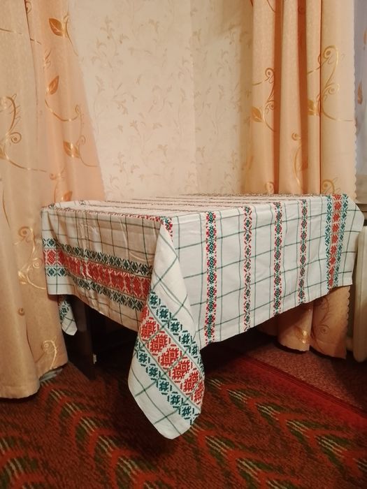 Скатертини на стіл