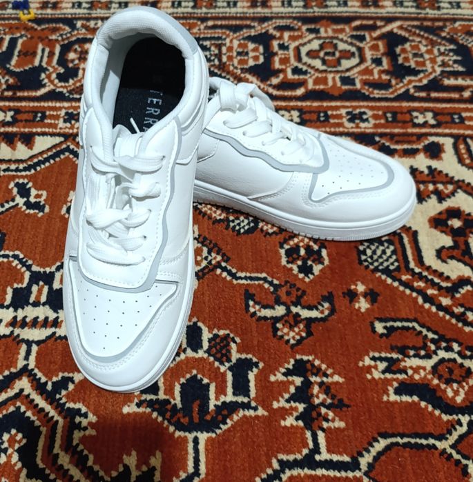 Кроссовки женские