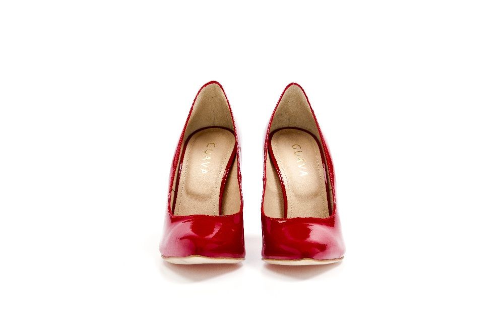 Sapatos Guava, vermelhos, brilhantes, originais e confortáveis.