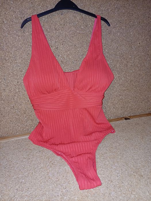 Fato de banho tamanho L. Novo.
Vermelho. 
Veste muito bem.