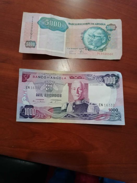 Várias notas de diversos países.64862705970690126
