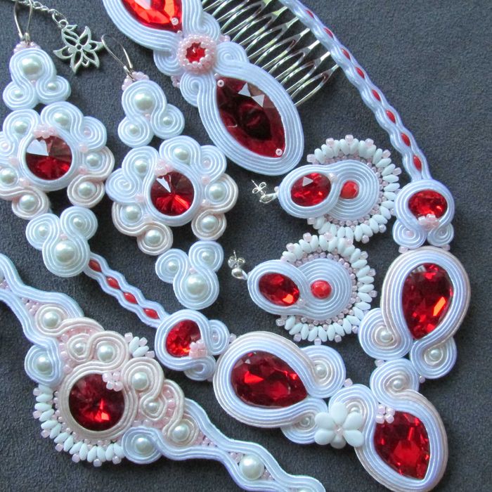 Biały ślubny naszyjnik z sutaszu.